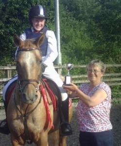  henry flood & killyliss cleo winners of the 60cm class receiving the AJS PROMOTIONS PERPETUAL CUP from Mrs Pearl Donnell, Treasurer SVRC on behalf of Andrew Short