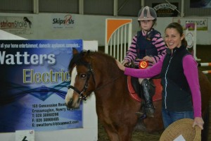 Shannon Treanor and Twinkle Toes winner of the voucher in the 60cm class. Presentation by Linda Fahey.