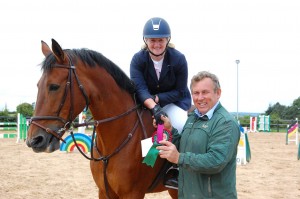 Karen Pearson and Double Bay, Winners of the "Horseware Ireland" Amateur Class. Praesntation James Kernan.