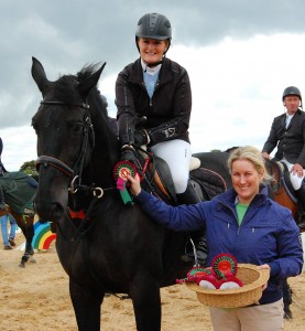 Margaret Fullerton and Vinday, Winners of the 1.10m class. Presentation Ellen KERNAN.