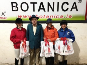 Sean Cooney from BOTANICA presents prizes to winning team - three tubes and a smartie