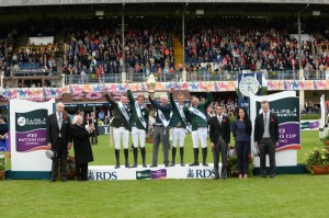 The host nation of Ireland won the eighth and last leg of the Furusiyya FEI Nations Cup™ Jumping 2015 Europe Division 1 League in Dublin today. Pictured (L to R) Matthew Dempsey, President of the Royal Dublin Society, President of Ireland His Excellency Michael D. Higgins, team members Greg Broderick, Darragh Kenny, Chef d’Equipe Robert Splaine, Bertram Allen and Cian O’Connor, Mr Yazeed Suleiman D Alderaiwesh, Saudi Embassy Dublin, Katrina Jones Longines Brand Manager UK and Ireland, and Brian Mangan, FEI Bureau member. (FEI/Tony Parkes)